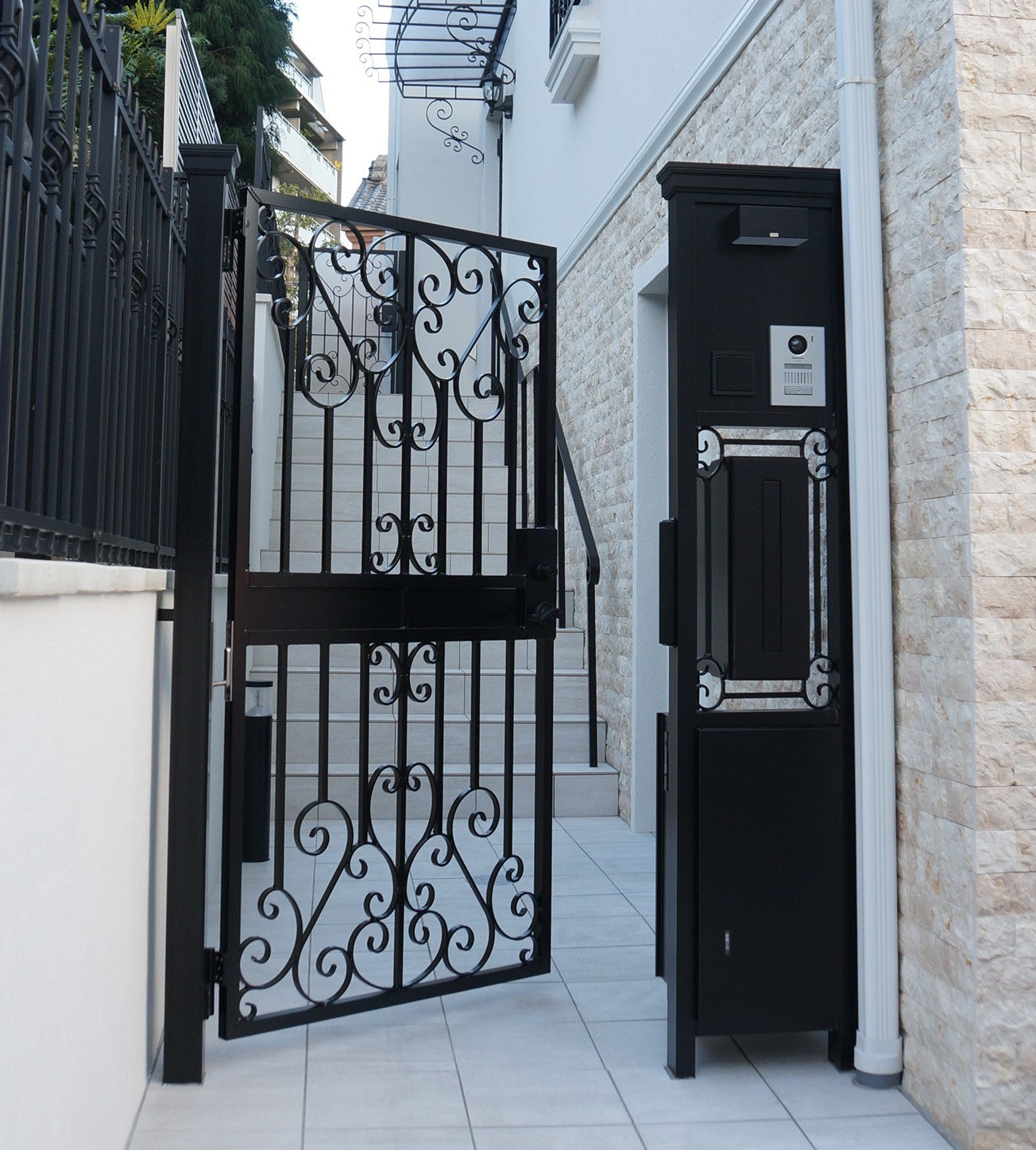 既製品にはない満足感を。オーダーメイド機能門柱＆門扉で叶える、長く愛せる玄関周り